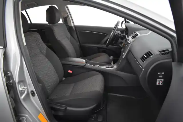 Harmaa Sedan, Toyota Avensis – SKJ-248