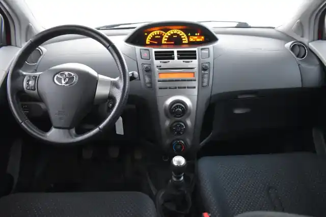 Punainen Viistoperä, Toyota Yaris – SKJ-366