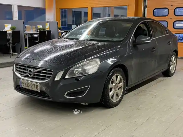 Harmaa Sedan, Volvo S60 – SKK-278