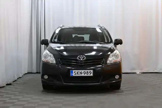 Musta Tila-auto, Toyota Verso – SKN-989