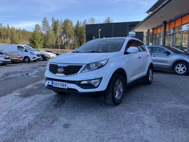 Valkoinen Maastoauto, Kia Sportage – SKO-989