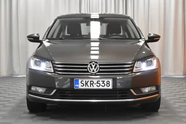 Ruskea Sedan, Volkswagen Passat – SKR-538