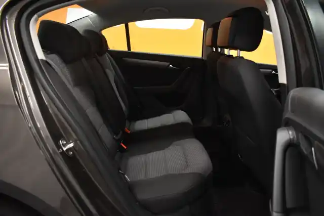 Ruskea Sedan, Volkswagen Passat – SKR-538