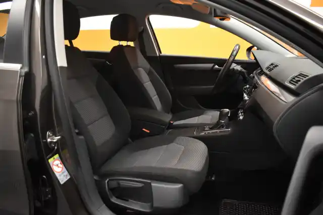 Ruskea Sedan, Volkswagen Passat – SKR-538