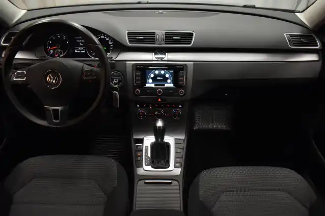 Ruskea Sedan, Volkswagen Passat – SKR-538