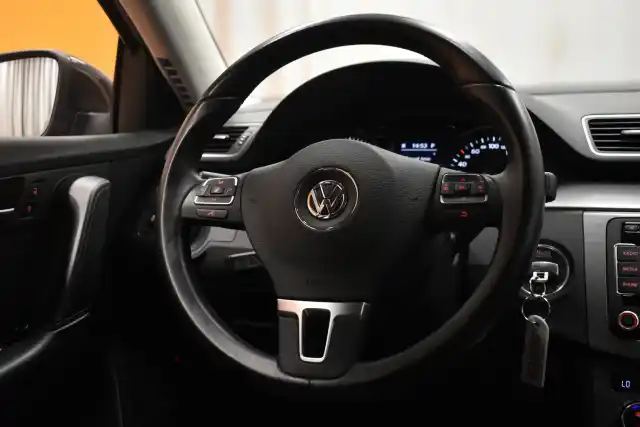 Ruskea Sedan, Volkswagen Passat – SKR-538