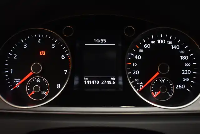 Ruskea Sedan, Volkswagen Passat – SKR-538