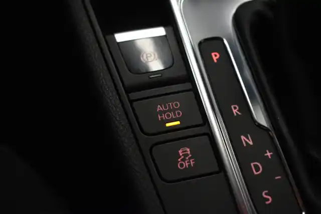 Ruskea Sedan, Volkswagen Passat – SKR-538