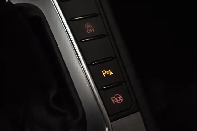 Ruskea Sedan, Volkswagen Passat – SKR-538