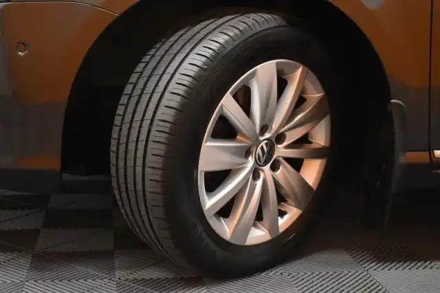 Ruskea Sedan, Volkswagen Passat – SKR-538