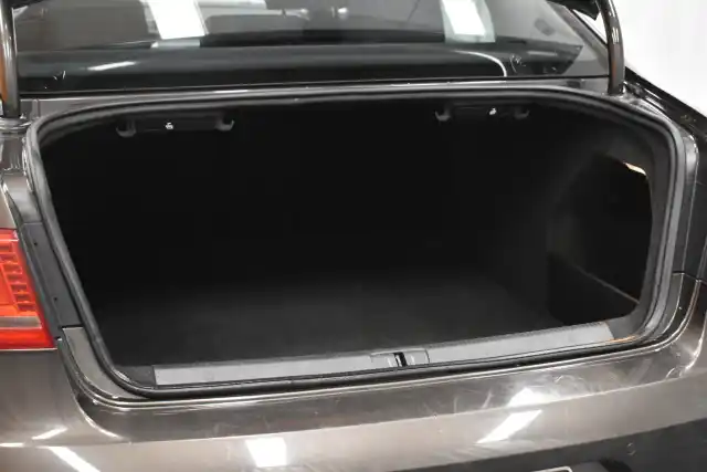 Ruskea Sedan, Volkswagen Passat – SKR-538