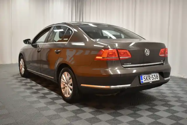Ruskea Sedan, Volkswagen Passat – SKR-538