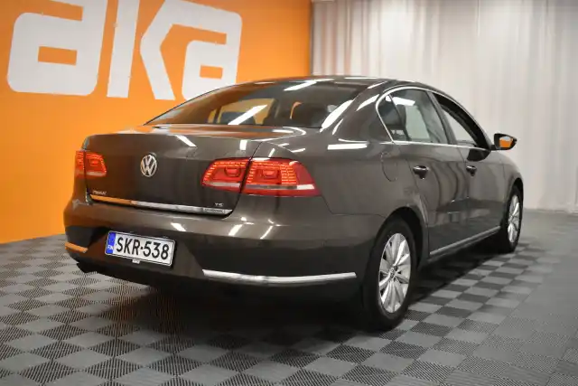 Ruskea Sedan, Volkswagen Passat – SKR-538