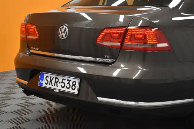 Ruskea Sedan, Volkswagen Passat – SKR-538