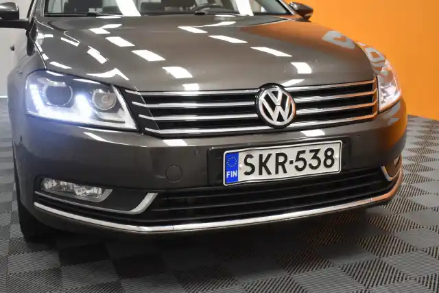 Ruskea Sedan, Volkswagen Passat – SKR-538