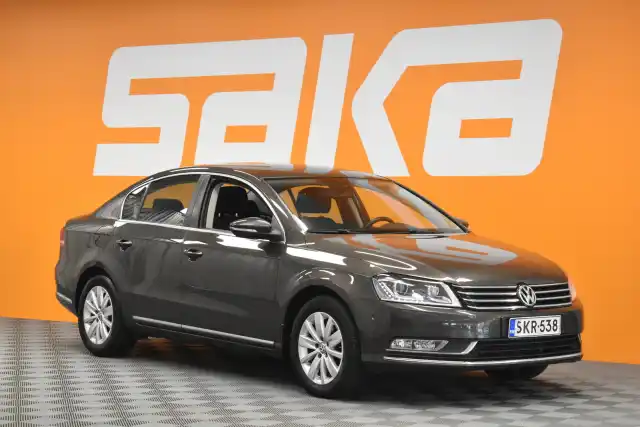 Ruskea Sedan, Volkswagen Passat – SKR-538