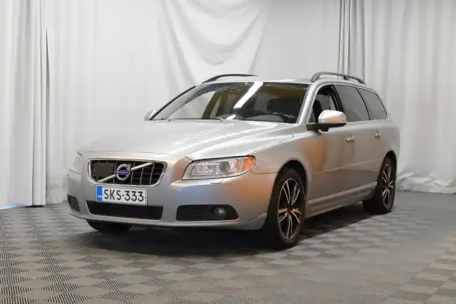 Harmaa Farmari, Volvo V70 – SKS-333