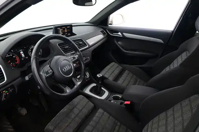 Valkoinen Maastoauto, Audi Q3 – SKS-482