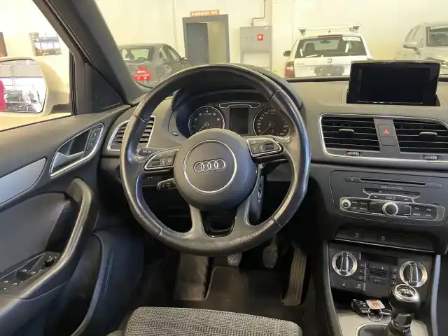 Valkoinen Maastoauto, Audi Q3 – SKS-482