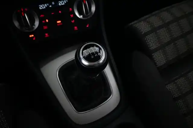 Valkoinen Maastoauto, Audi Q3 – SKS-482