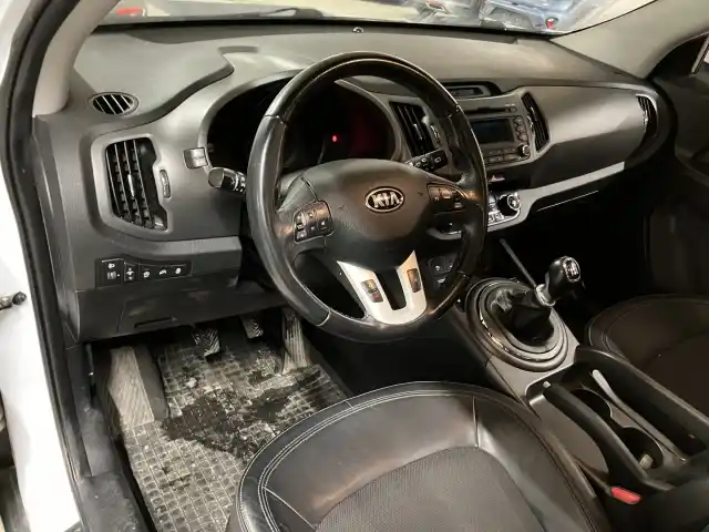 Valkoinen Maastoauto, Kia Sportage – SKV-158