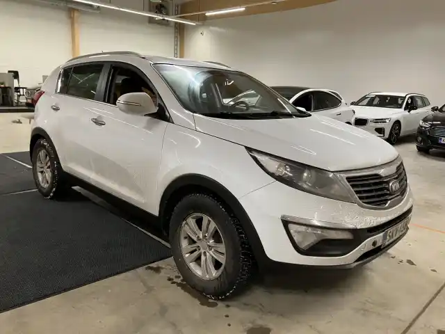 Valkoinen Maastoauto, Kia Sportage – SKV-158