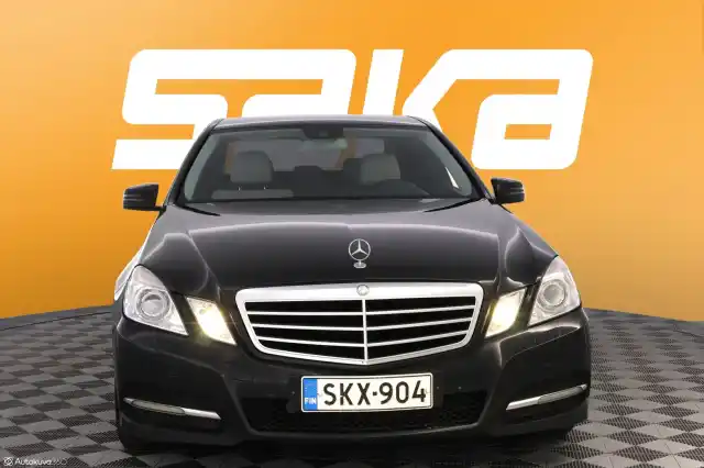 Musta Sedan, Mercedes-Benz E – SKX-904