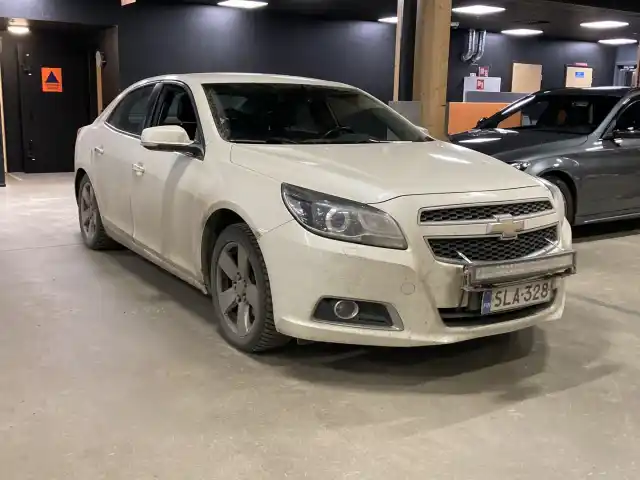 Valkoinen Sedan, Chevrolet Malibu – SLA-328