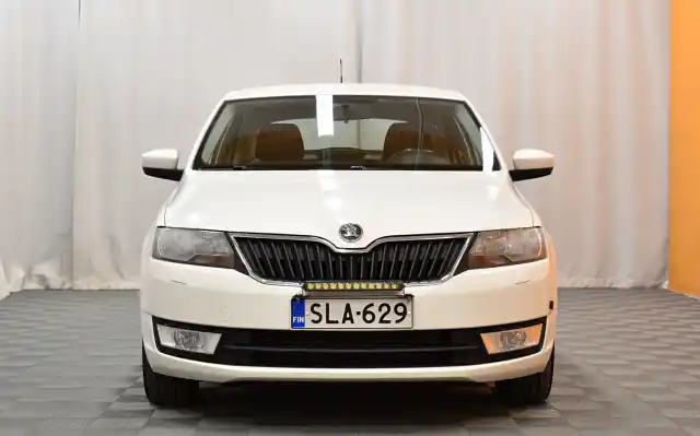 Valkoinen Sedan, Skoda Rapid – SLA-629