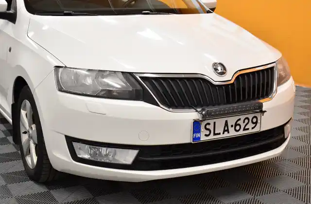 Valkoinen Sedan, Skoda Rapid – SLA-629