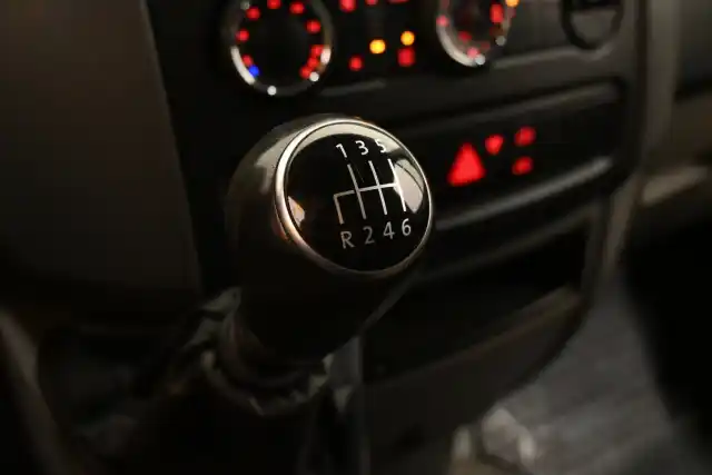 Musta Pakettiauto, Volkswagen Crafter – SLA-932