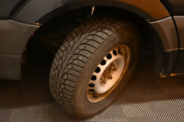 Musta Pakettiauto, Volkswagen Crafter – SLA-932