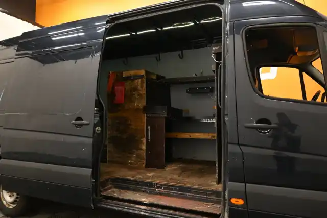 Musta Pakettiauto, Volkswagen Crafter – SLA-932