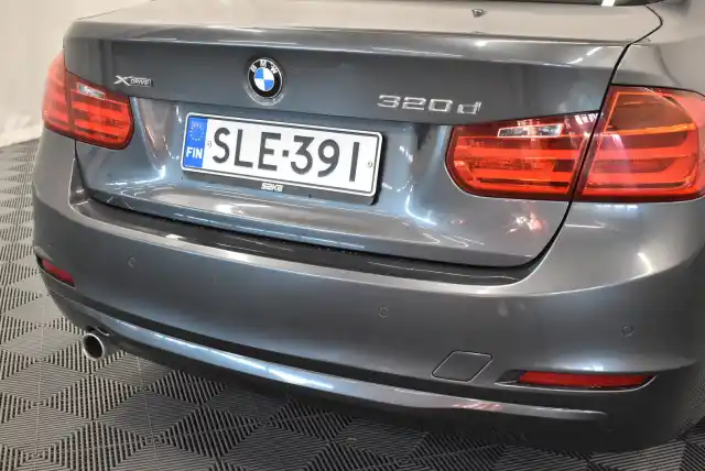 Harmaa Sedan, BMW 320 – SLE-391