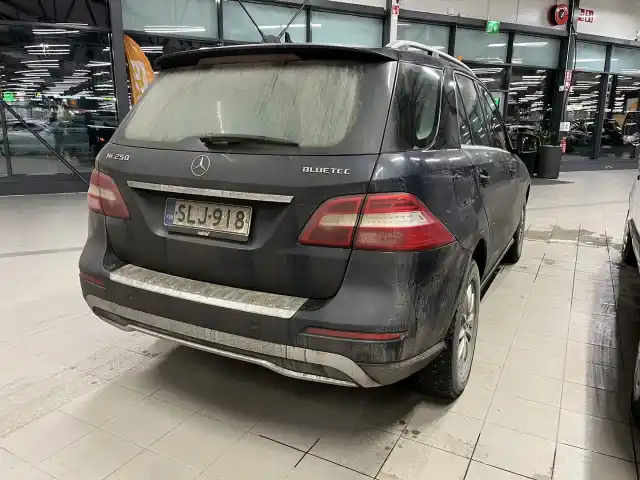 Sininen Maastoauto, Mercedes-Benz ML – SLJ-918