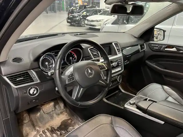 Sininen Maastoauto, Mercedes-Benz ML – SLJ-918