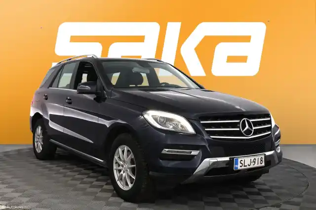 Sininen Maastoauto, Mercedes-Benz ML – SLJ-918