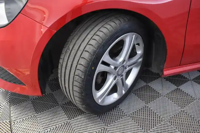 Punainen Farmari, Mercedes-Benz A – SLL-784