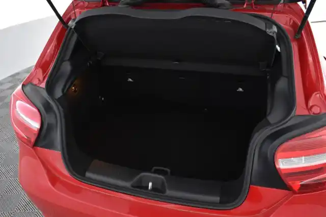 Punainen Farmari, Mercedes-Benz A – SLL-784