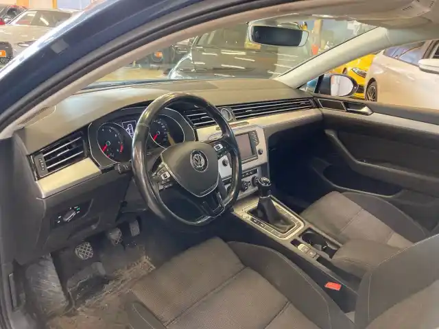 Sininen Sedan, Volkswagen Passat – SLR-930