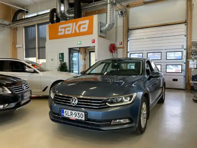 Sininen Sedan, Volkswagen Passat – SLR-930