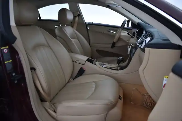 Punainen Sedan, Mercedes-Benz CLS – SLT-641