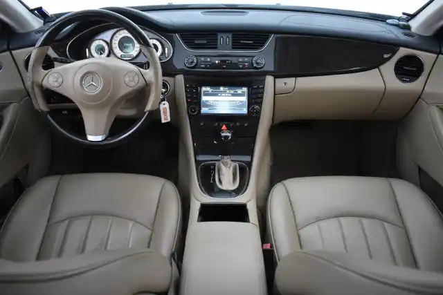 Punainen Sedan, Mercedes-Benz CLS – SLT-641