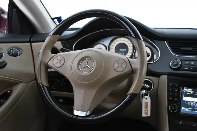 Punainen Sedan, Mercedes-Benz CLS – SLT-641