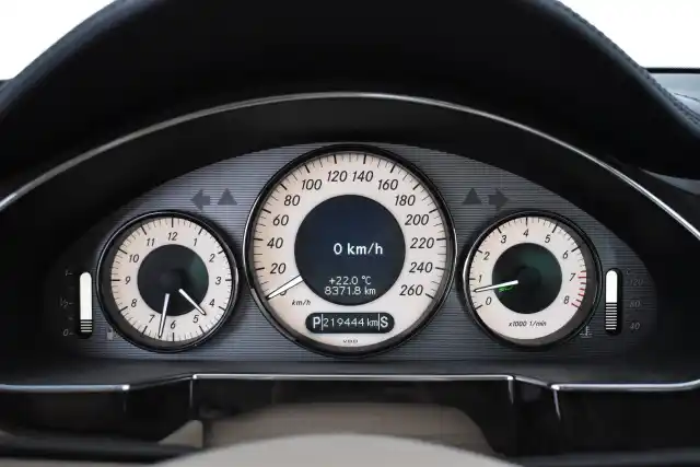 Punainen Sedan, Mercedes-Benz CLS – SLT-641
