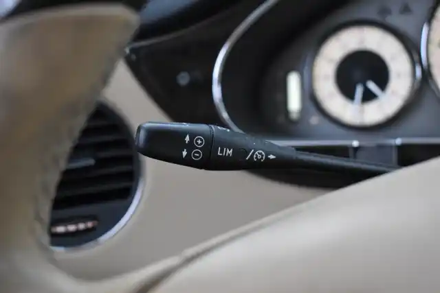Punainen Sedan, Mercedes-Benz CLS – SLT-641