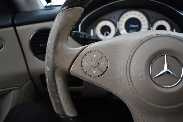 Punainen Sedan, Mercedes-Benz CLS – SLT-641