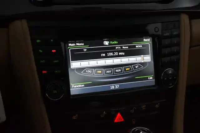 Punainen Sedan, Mercedes-Benz CLS – SLT-641