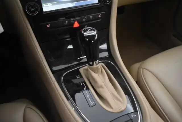 Punainen Sedan, Mercedes-Benz CLS – SLT-641