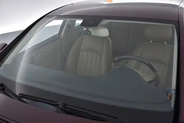 Punainen Sedan, Mercedes-Benz CLS – SLT-641